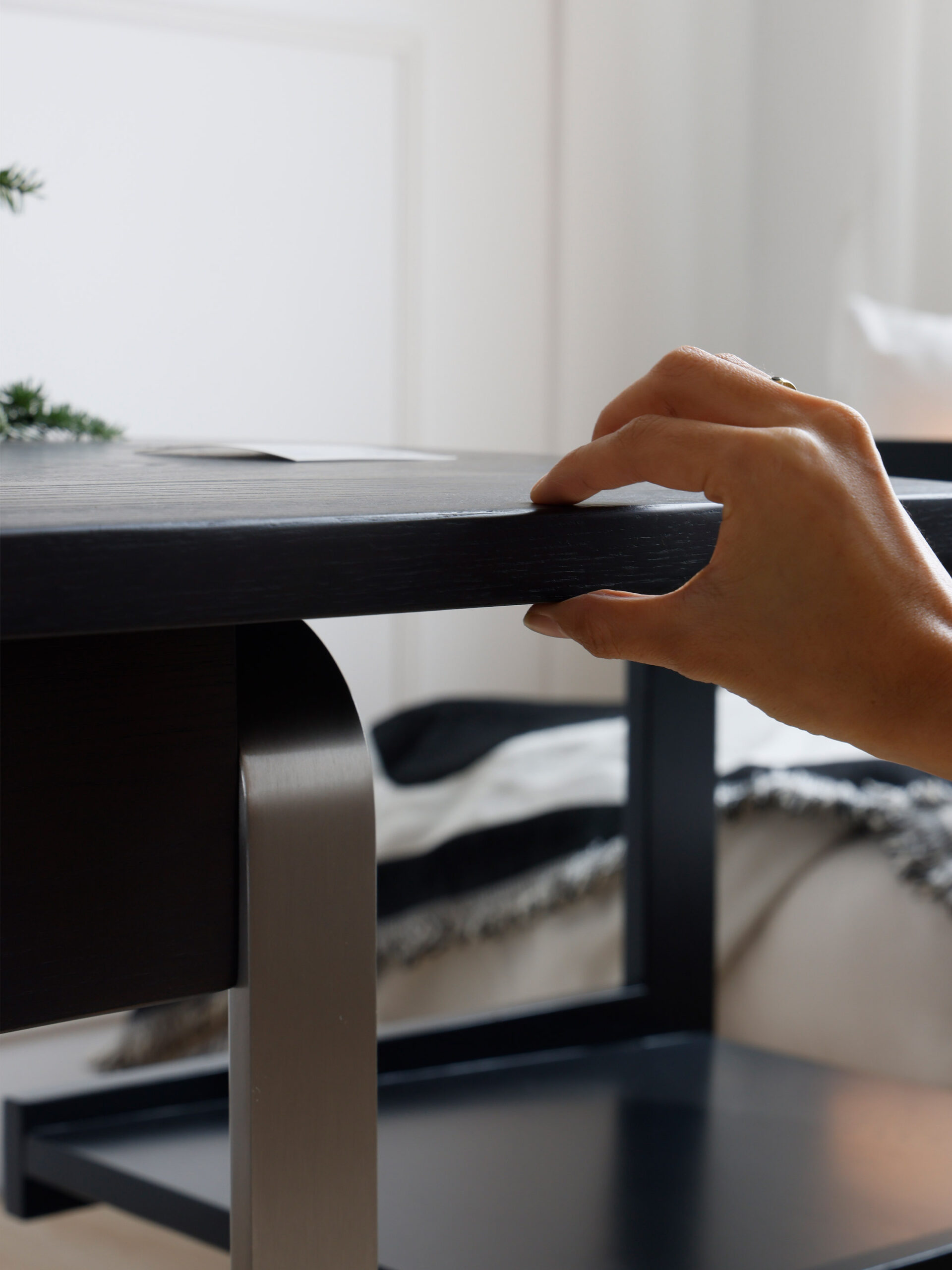 Bauhaus retractable Table 16 Retractable Table black tabletop extension edge close-up