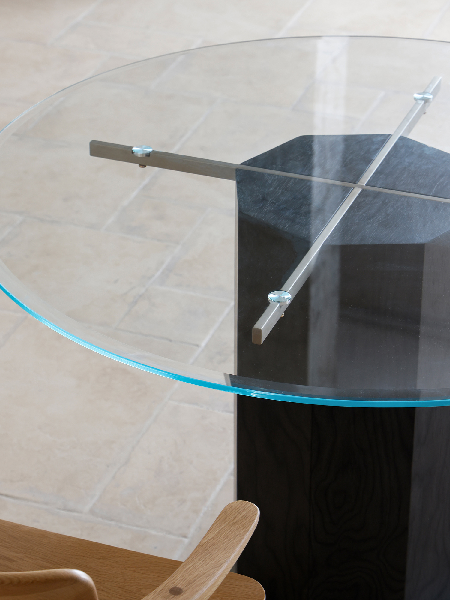 Ptolemy round table 16 Ptolemy tempered glass edge and metal support detail