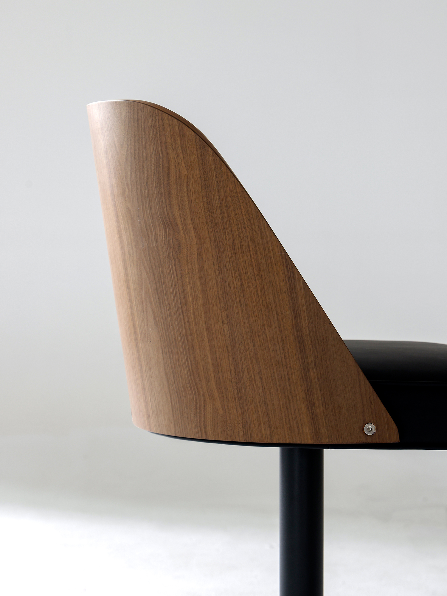 Pop chair 16 Pop office chair black walnut veneer shell side detail