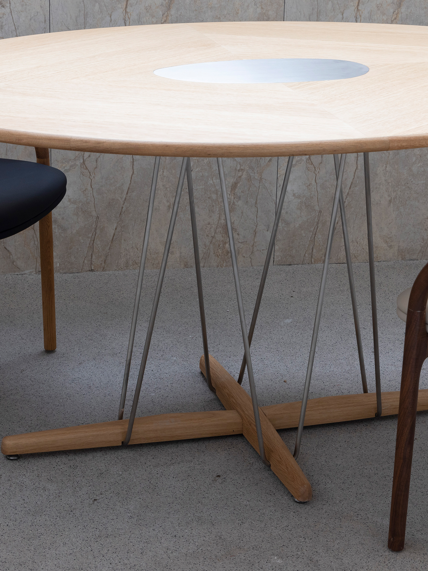 Pebble dining table 19 Pebble oak table with steel wire support close-up