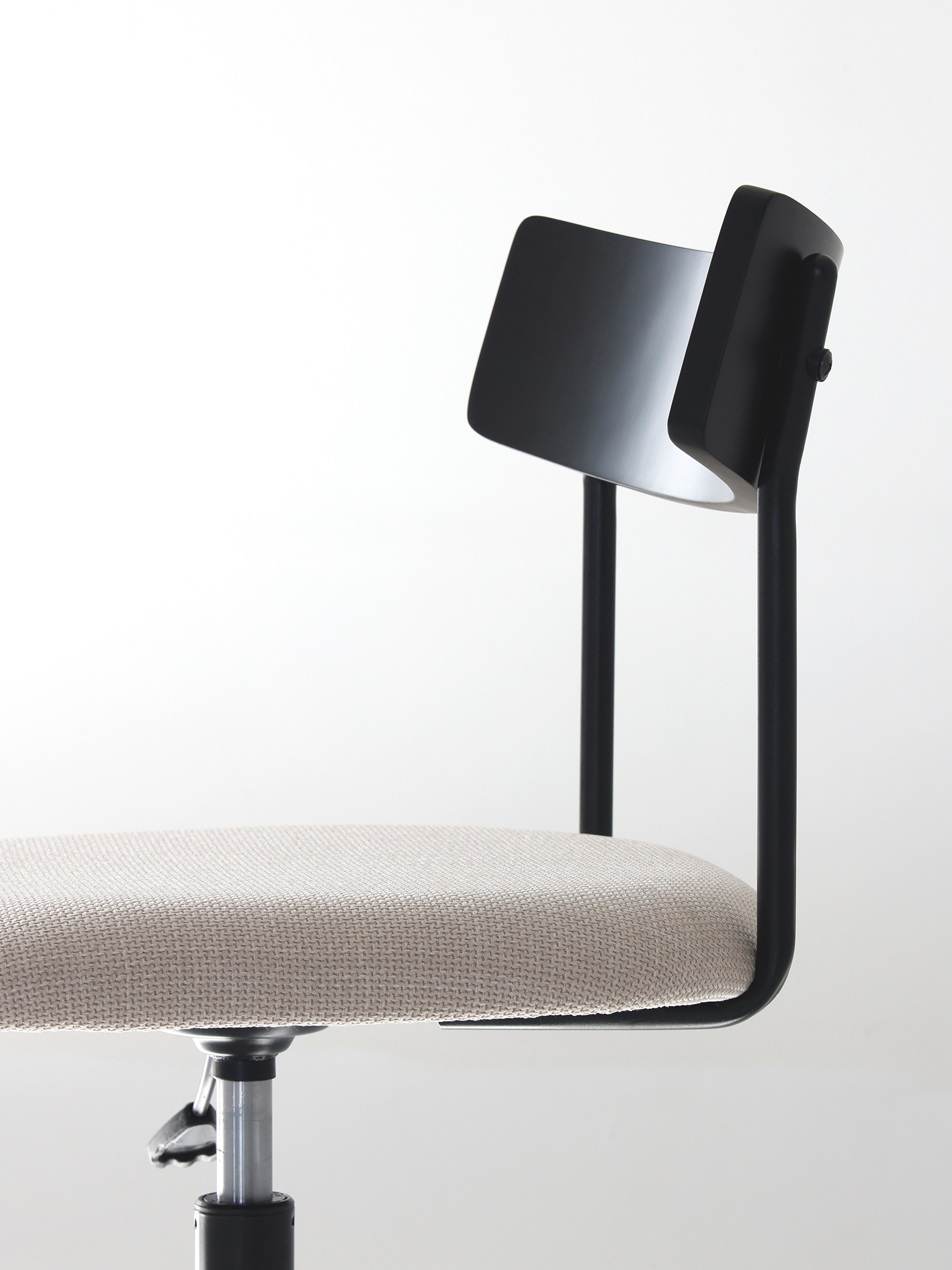Lift chair 16 Lift Chair off-white upholstered seat on black pedestal base