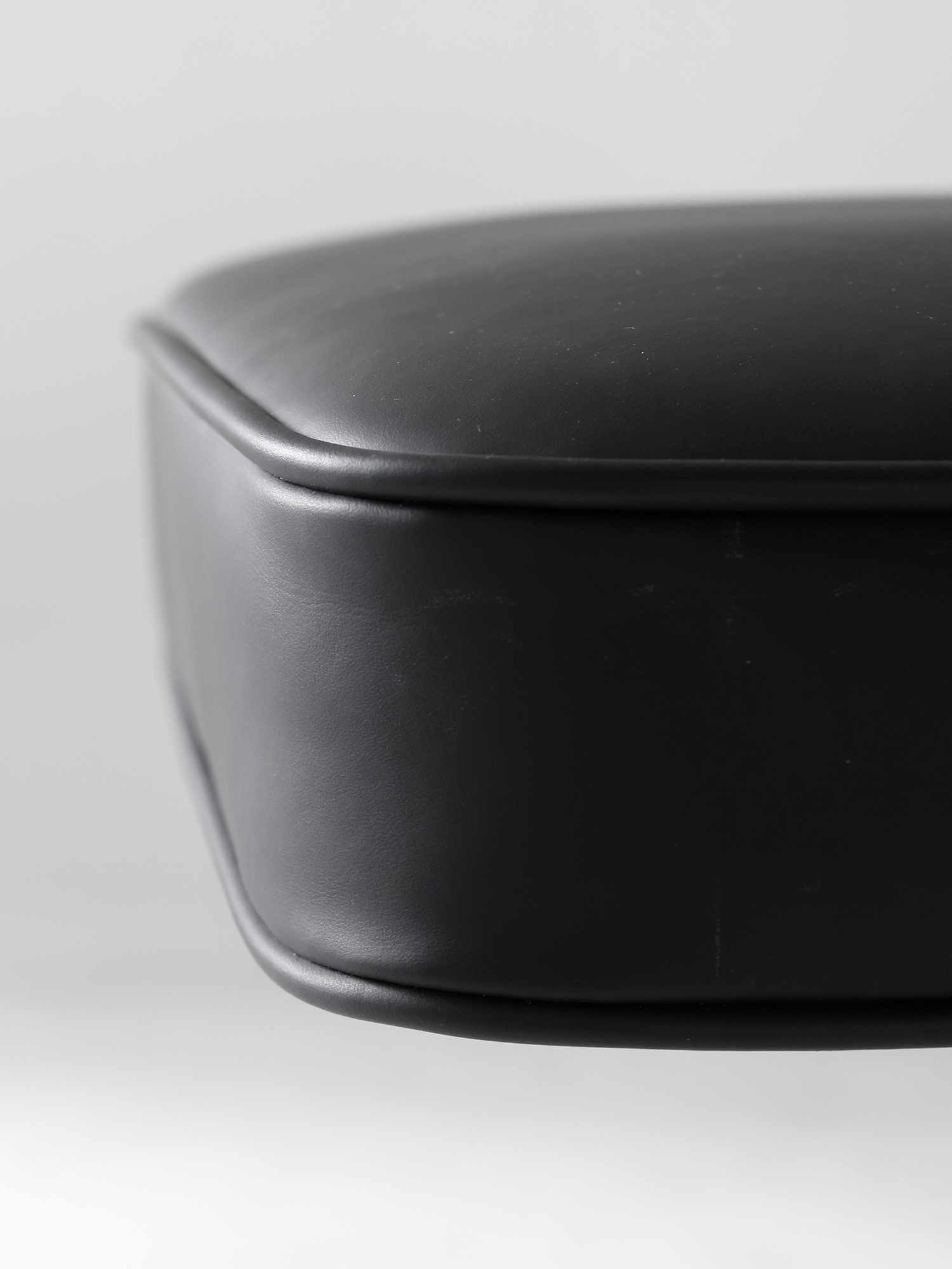 Pop chair 18 Pop black genuine leather seat edge close-up