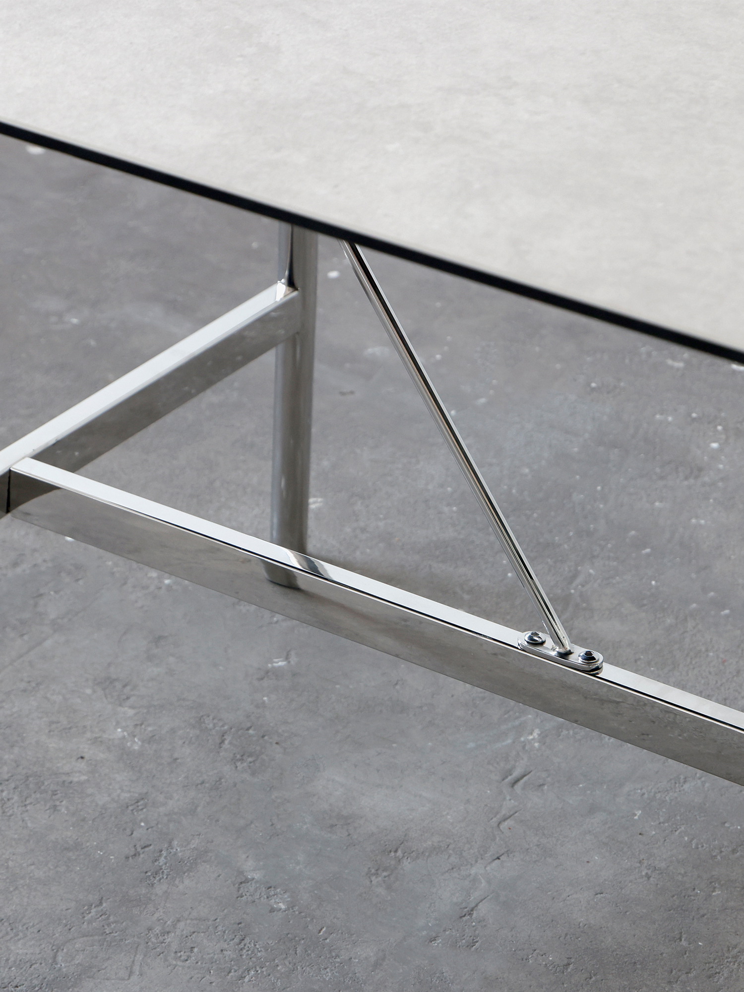 Shuge dining table 17 Shuge polished steel base crossbar and tabletop detail