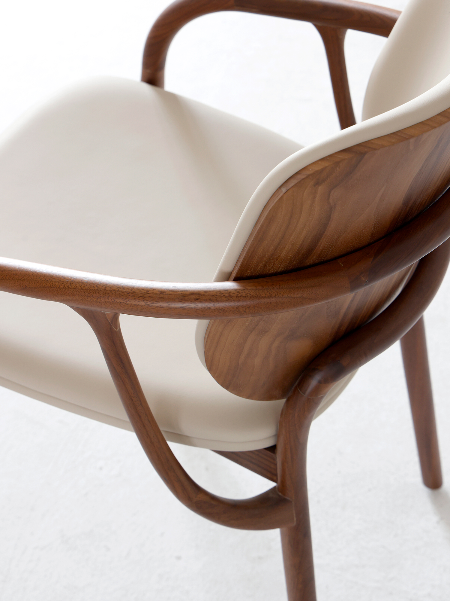 Mufan chair 16 Mufan walnut frame and off-white leather seat close-up