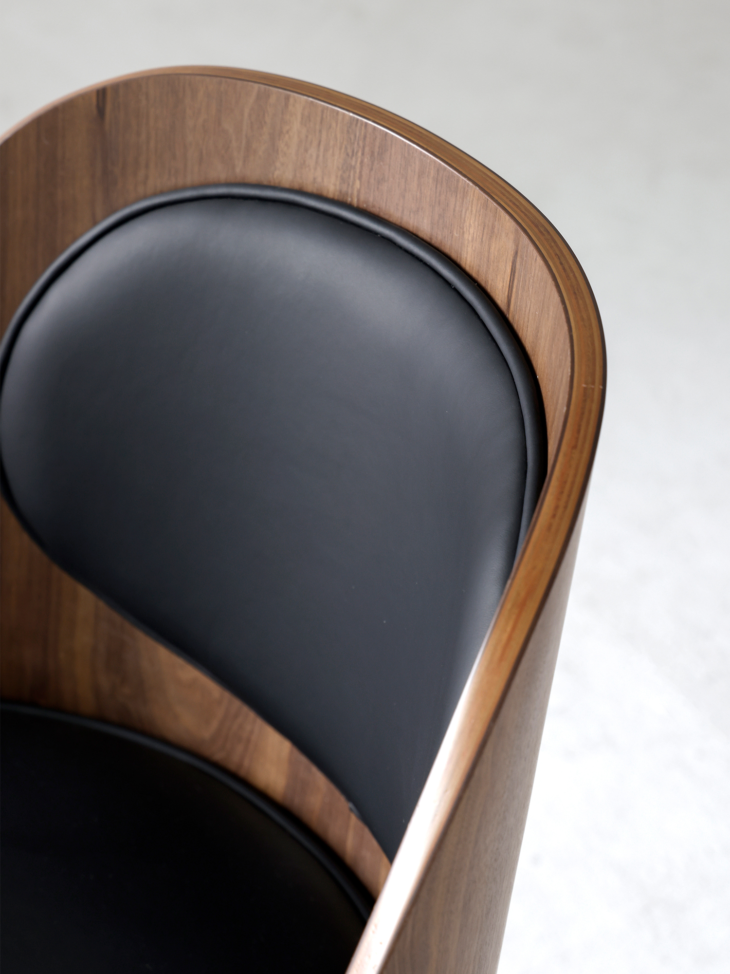 Pop chair 15 Pop Chair walnut backrest and black leather pad close-up