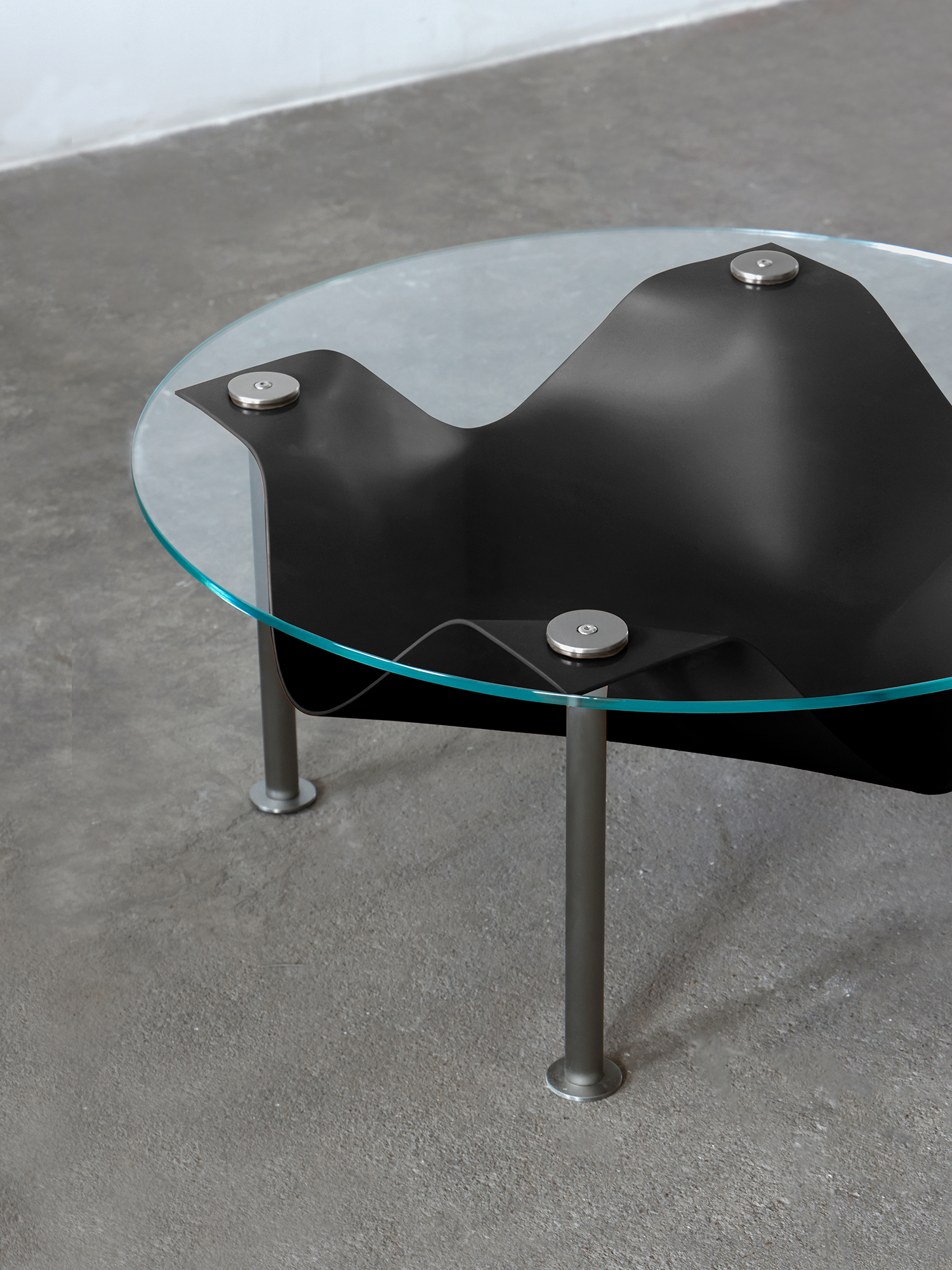 Alison‘s table 17 Alison Coffee Table glass top and metal leg detail