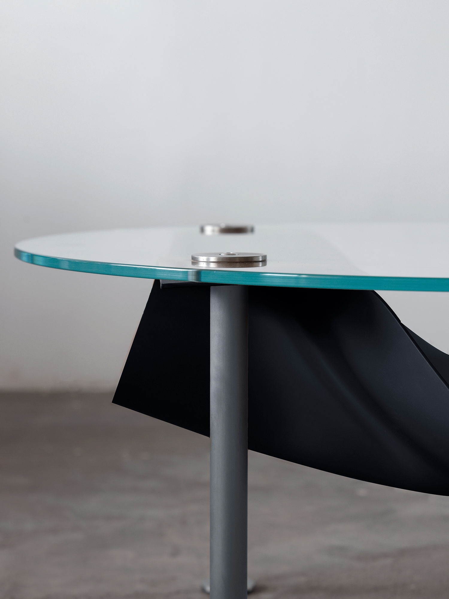 Alison‘s table 19 Alison Coffee Table low glass top side view