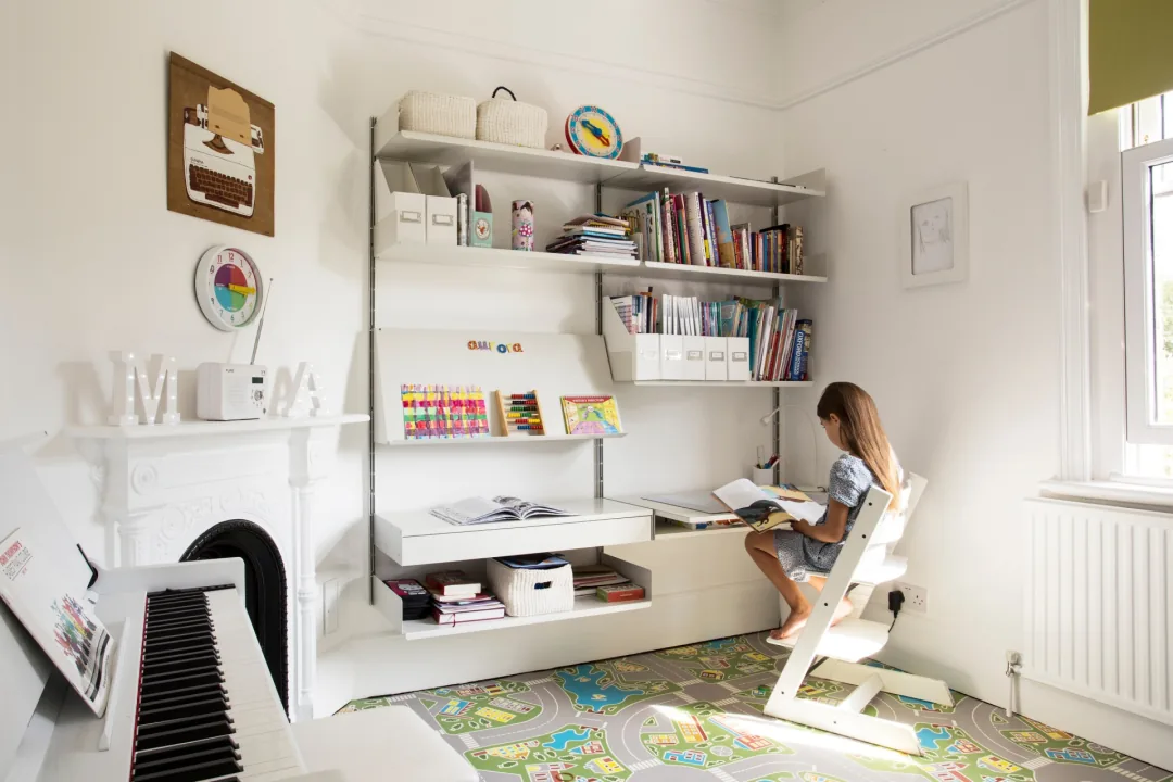 606 System in Real Homes 16 606 System arranged as a study area in a family room