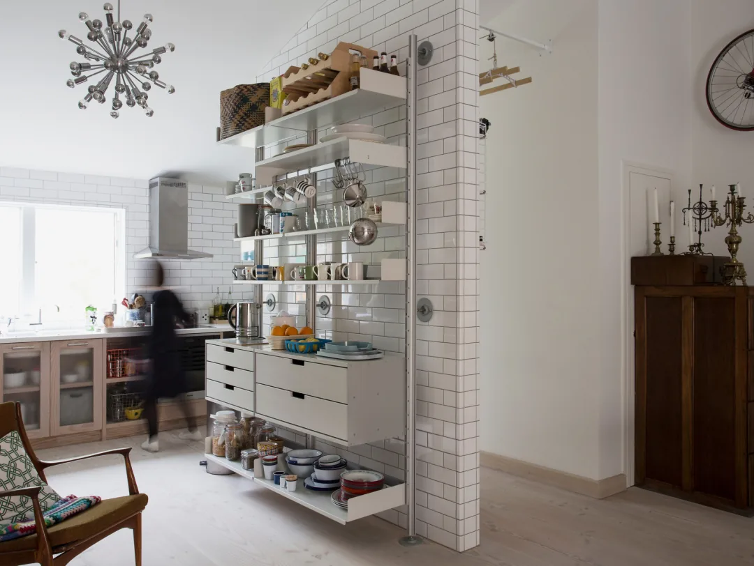 606 System in Real Homes 22 Two-sided 606 System shelving between a kitchen and dining area